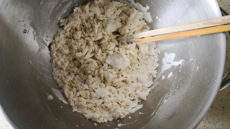 零色素卡通馒头可爱独角兽馒头, 将材料称好混合,用筷子搅拌成絮状。然后揉成光滑的面团