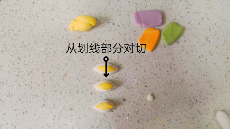 零色素卡通馒头可爱独角兽馒头,按压好的形状,如图然后从中间对齐开来,就得到一对耳朵。做四组耳朵