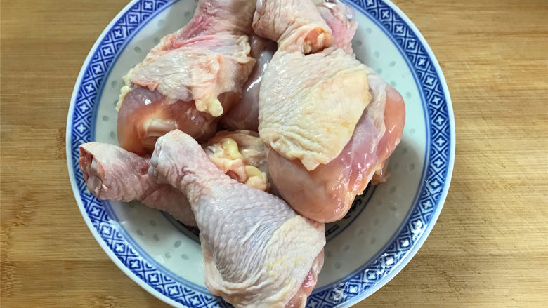 香辣鸡米花,、准备好材料,我买的是冰鲜的鸡腿,要是冰冻的话要提前拿出来解冻。