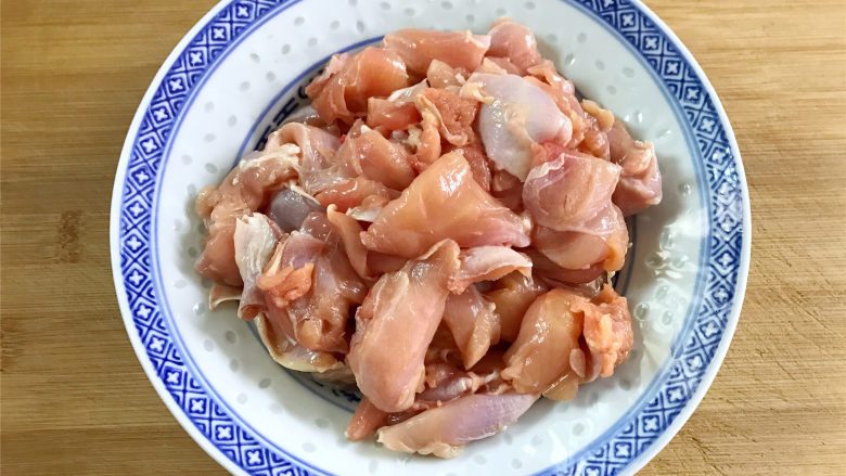 香辣鸡米花,把清洗干净的鸡腿去掉腿骨,筋膜和鸡皮后切成大小合适的块状。