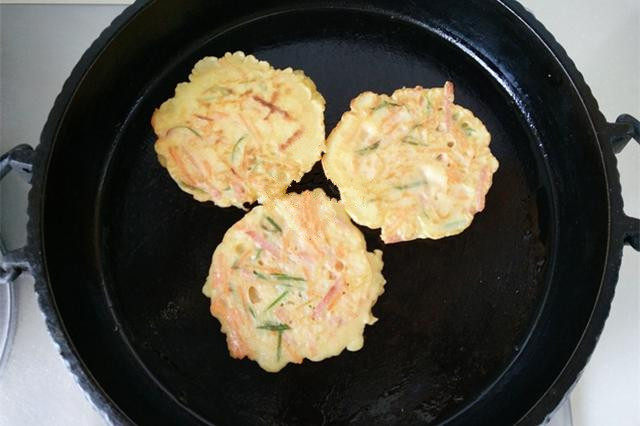 胡萝卜蛋饼,平底锅烧热，涂抹少许植物油；用勺子舀一勺面糊，待底面定型后翻面，烙至两面金黄熟透；