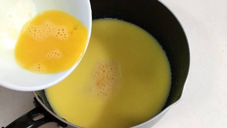 抹茶蔓越莓麻薯,稍稍放凉后,加入鸡蛋液。