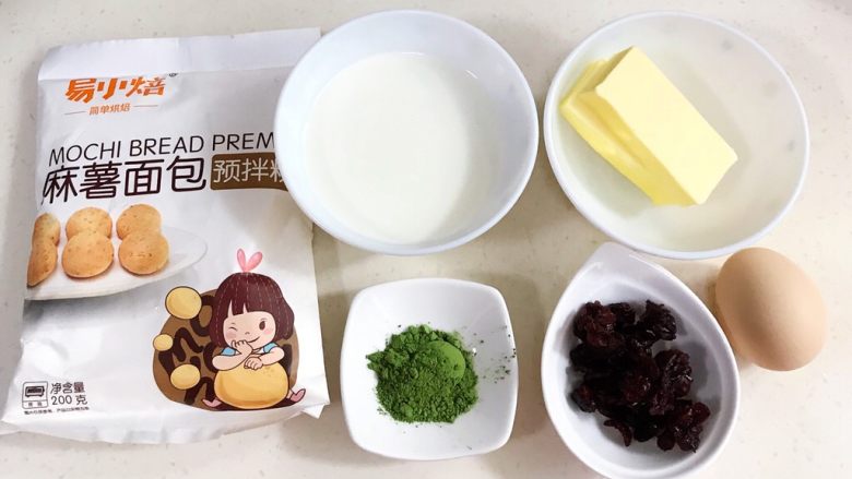 抹茶蔓越莓麻薯,准备好需要抹茶粉、<a style='color:red;display:inline-block;' href='/shicai/ 109174'>蔓越莓干</a>、<a style='color:red;display:inline-block;' href='/shicai/ 887'>黄油</a>、<a style='color:red;display:inline-block;' href='/shicai/ 219'>牛奶</a>、<a style='color:red;display:inline-block;' href='/shicai/ 9'>鸡蛋</a>和麻薯面包预拌粉。