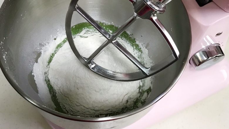 抹茶蔓越莓麻薯,将抹茶蛋奶液放入厨师机桶内,加入麻薯预拌粉搅拌。