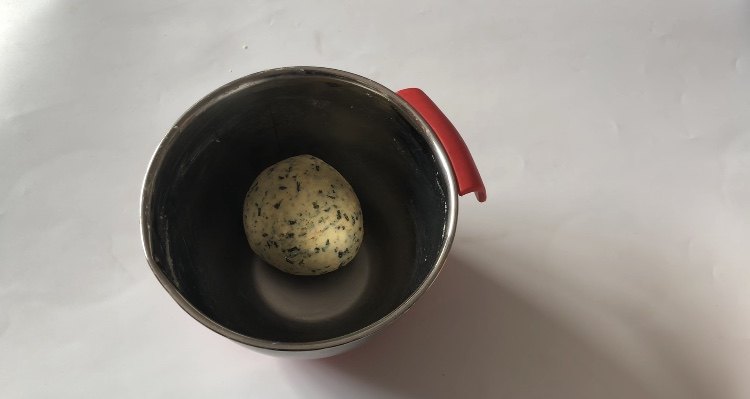 海苔鲣鱼寿司曲奇,加入鲣鱼海苔碎,用刮刀切拌混合成团
