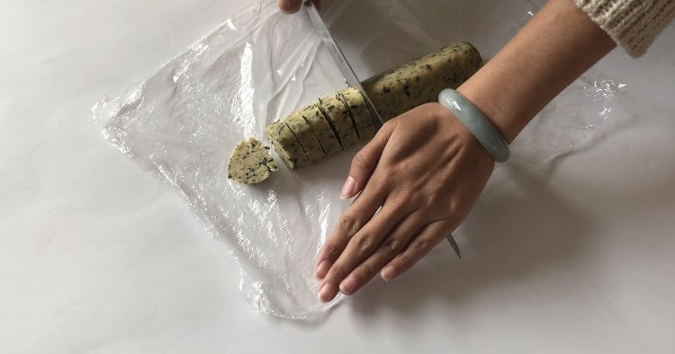 海苔鲣鱼寿司曲奇,用手整形成三角柱型,包入保鲜膜,放入冰箱冷冻约20分钟