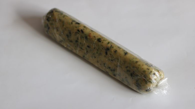 海苔鲣鱼寿司曲奇,取出后,撕开保鲜膜,用刀分切成1.5cm的厚片