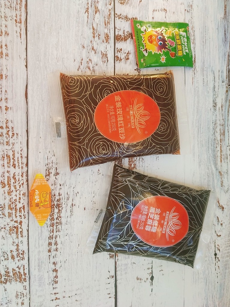 桃花酥,我选的玫瑰红豆沙和黑芝麻的馅料;