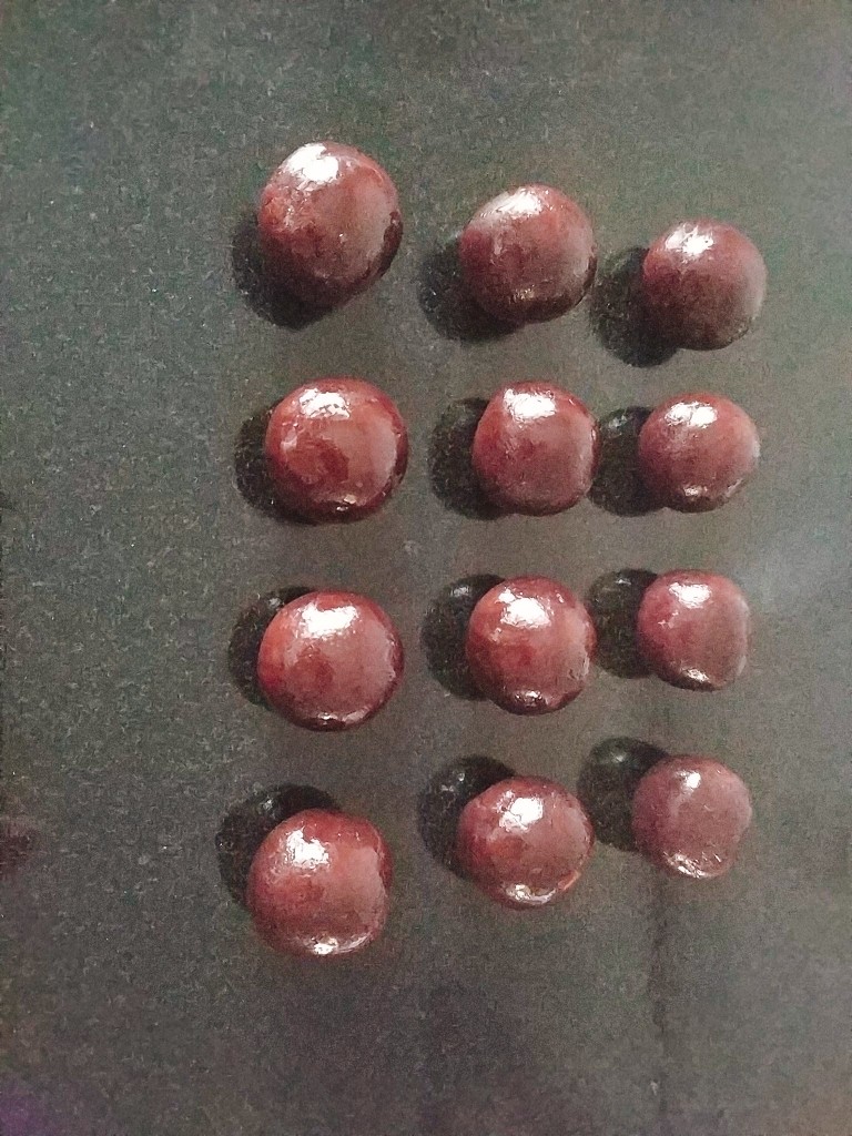 桃花酥,把馅料分成20克一个分别搓圆,盖保鲜膜,备用;