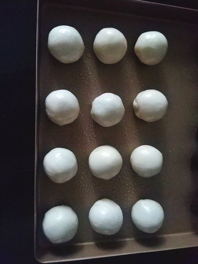 桃花酥,松弛好的水油皮,平均分成12份滚圆,备用,盖保鲜膜,全程都需要盖保鲜膜防止水份蒸发;
