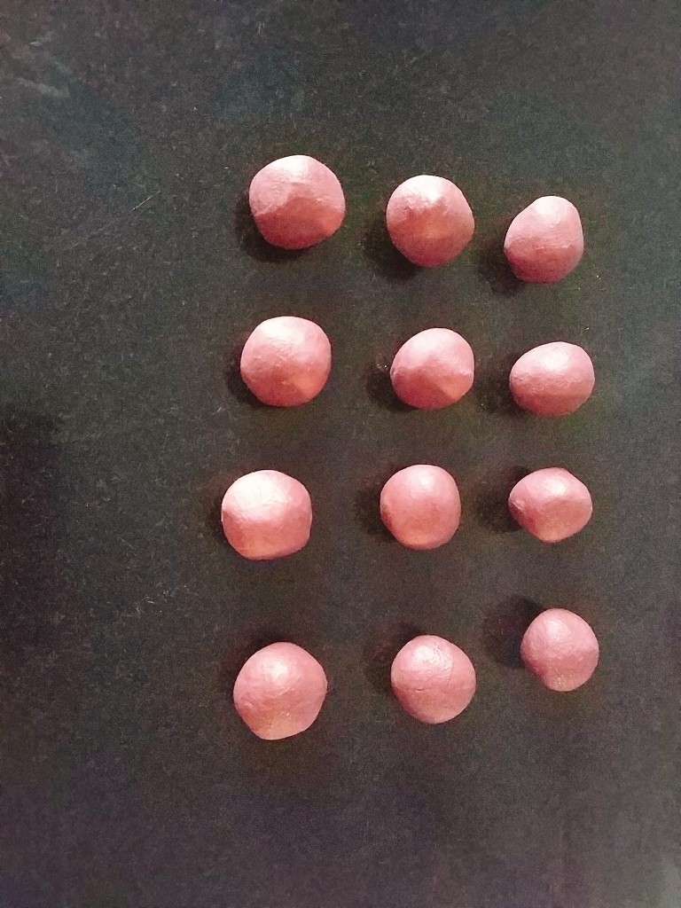 桃花酥,油酥也平均分成12份,分别滚圆,盖保鲜膜备用;