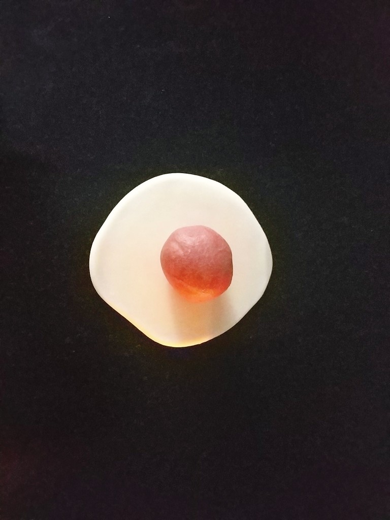 桃花酥,放一个油酥,包好,收口一定要收紧,避免漏酥;