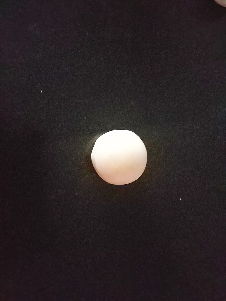 桃花酥,搓圆,收口向下;