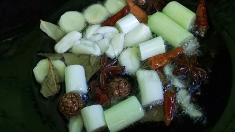 麻辣小龙虾,炒:油入锅加热,蒜、生姜、大葱炒香