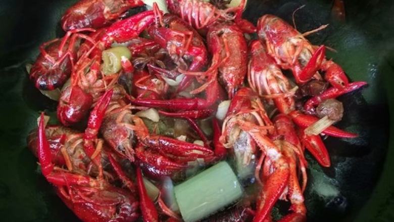 麻辣小龙虾,倒入小龙虾,翻炒入味出锅