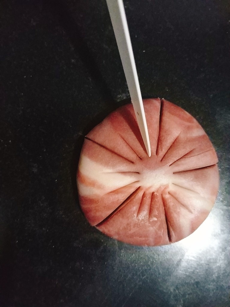 桃花酥,在每个花瓣中间再轻轻划两个小口刻出花蕊,注意不能划太重;