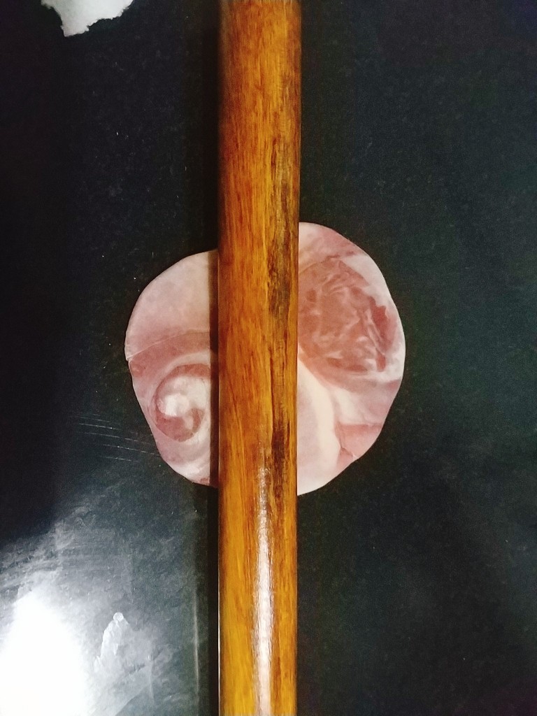 桃花酥,用擀面杖擀圆;