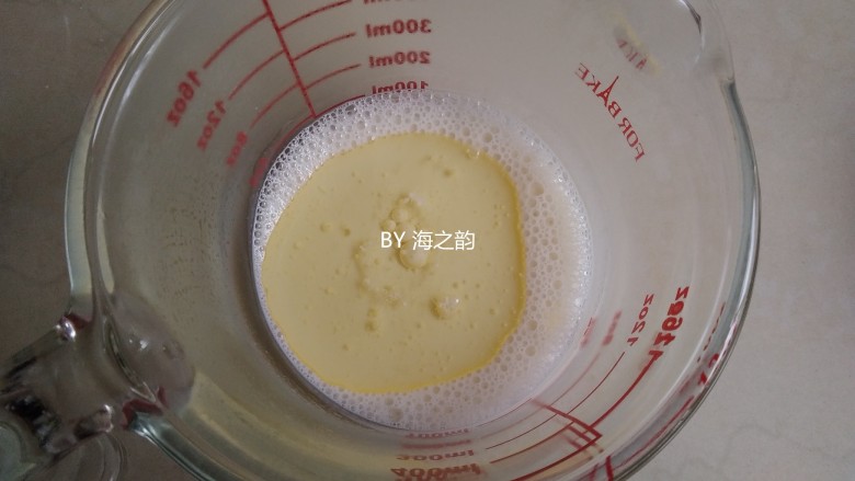 烫面蒸蛋糕,牛奶倒入碗里,加入油,乳化好