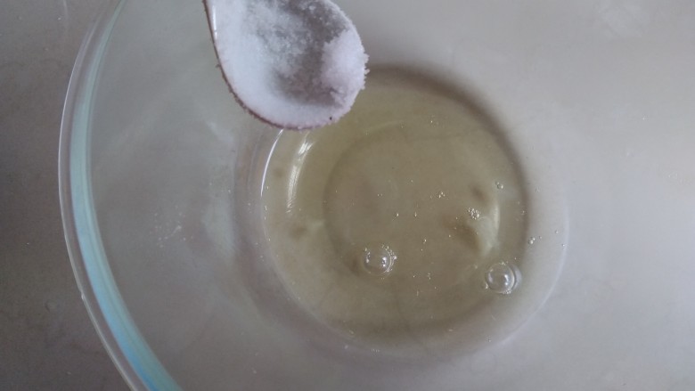 烫面蒸蛋糕,蛋清里加入盐,打至粗泡