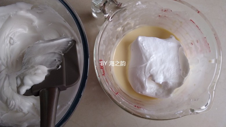 烫面蒸蛋糕,取1/3打发好的蛋白霜到蛋黄糊里,从底部向下翻拌并切拌均匀