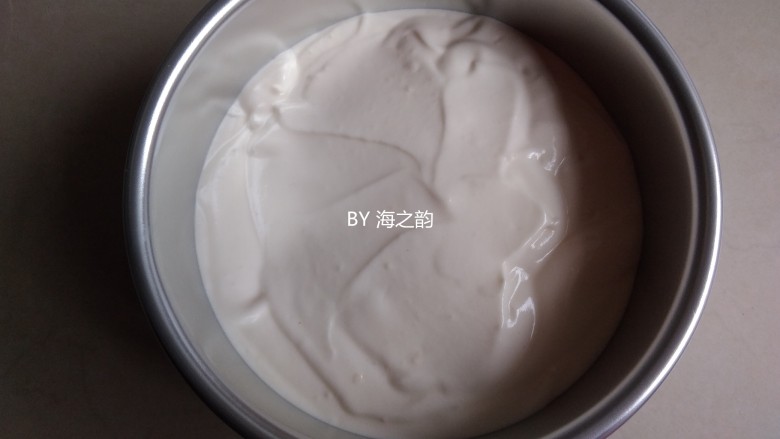 烫面蒸蛋糕,倒入六寸模具里,在桌面上震出气泡