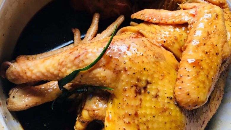 电饭煲烤鸡,再换边按摩2分钟,放置1个小时。
