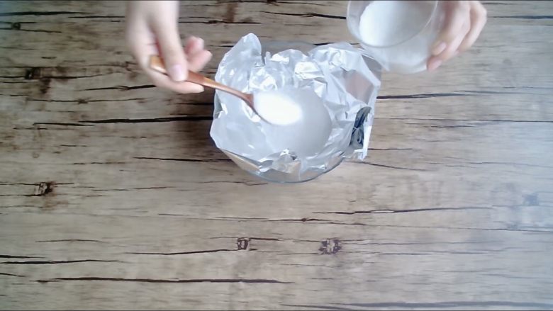 简单便捷的盐烤鹌鹑蛋,倒入二分之一碗的盐，放入八角、花胶
