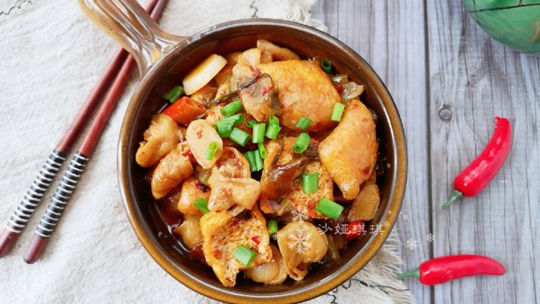 酸菜油豆腐烧肥肠,酸辣香鲜!