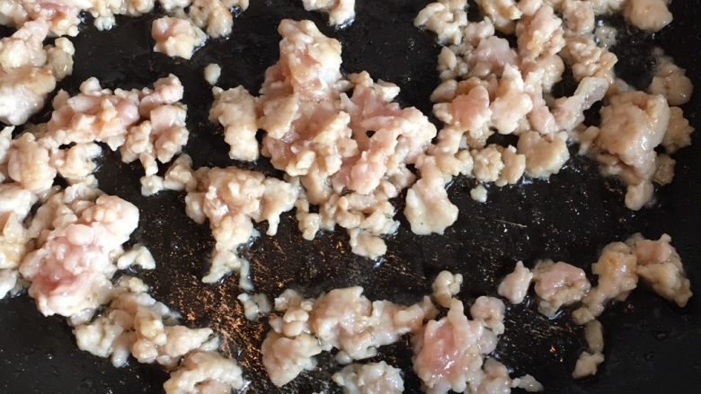 肉碎炒蛋,热锅放油,炒至肉碎八分熟