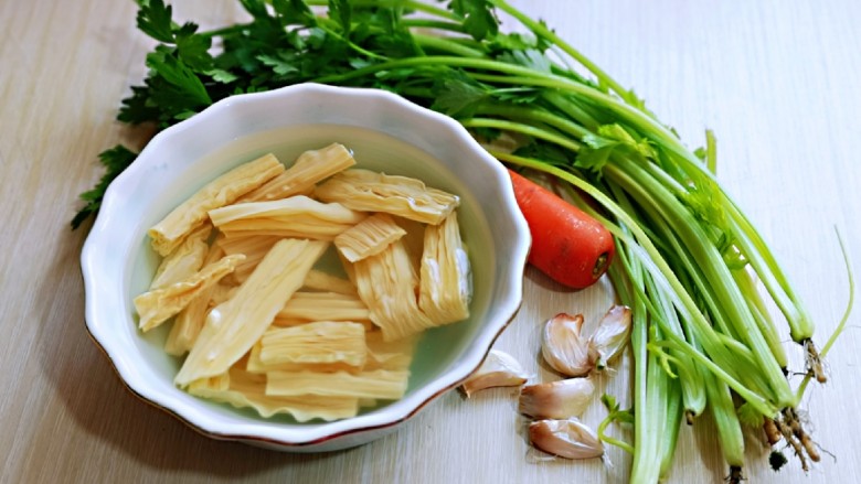 蒜蓉腐竹炒芹菜,准备食材,<a style='color:red;display:inline-block;' href='/shicai/ 468'>腐竹</a>提前冷水泡发。