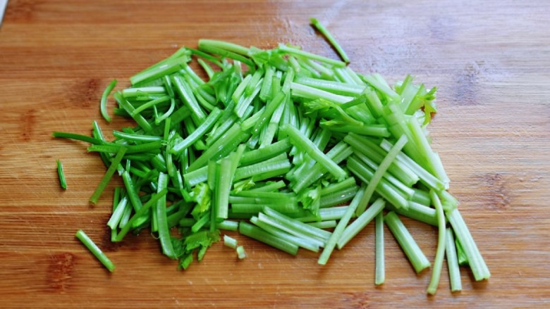 蒜蓉腐竹炒芹菜,<a style='color:red;display:inline-block;' href='/shicai/ 125'>芹菜</a>去掉叶子,洗干净再切段。