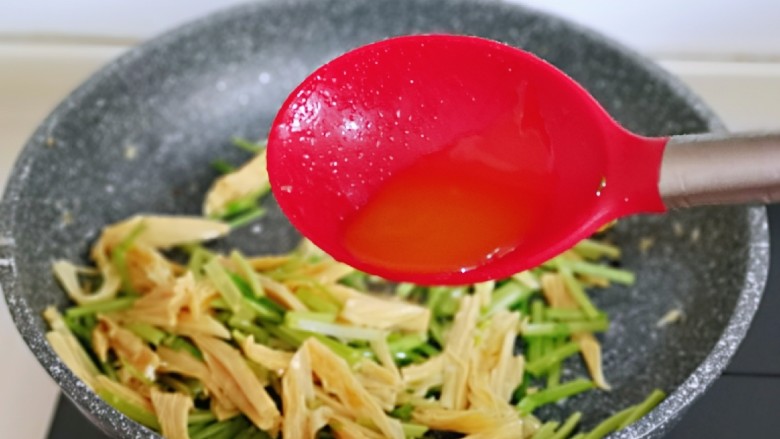 蒜蓉腐竹炒芹菜,再加入鸡汁。(高汤也可以)