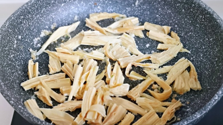 蒜蓉腐竹炒芹菜,再加入腐竹翻炒。