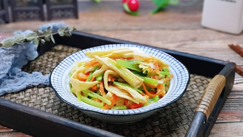 蒜蓉腐竹炒芹菜,盛出装盘,色彩搭配的一道家常菜。
