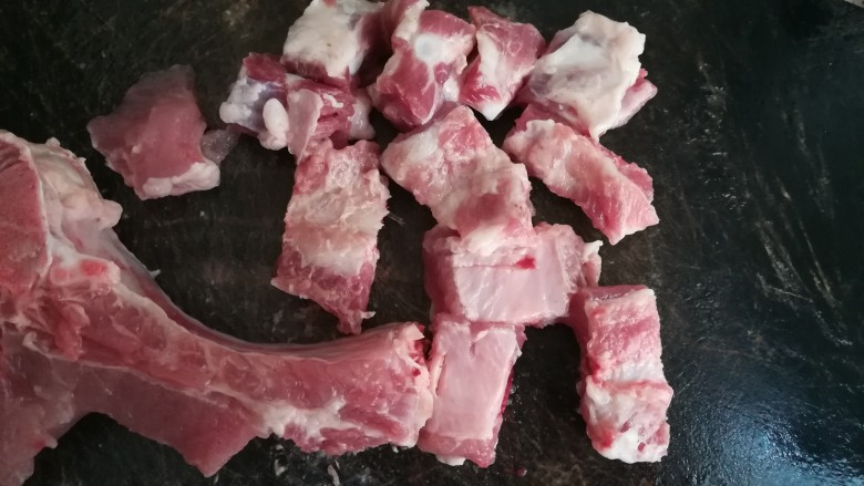 排骨怎样做好吃~生炒排骨,把排骨砍成小块,大概2-3三厘米