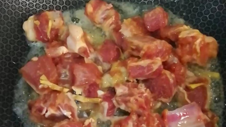 排骨怎样做好吃~生炒排骨,起锅热油,烧到八成热时,将腌制好的排骨中火煎,新思特不锈钢炒锅无论煎炸都不易粘锅,此锅一抹一冲就干净,清洗很方便