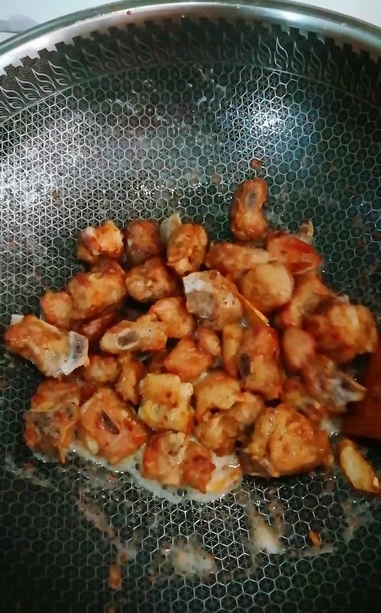 排骨怎样做好吃~生炒排骨,煎到两面金黄捞起来,用厨房纸吸干多余的油脂