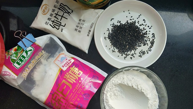 香酥芝麻蛋卷,准备所需材料,油选没有味道的植物油。(鸡蛋忘了入镜)