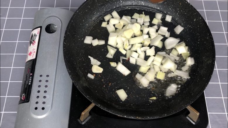 奶油蘑菇培根螺旋意面,盛出培根,留煎培根的油下蒜片和洋葱丁翻炒