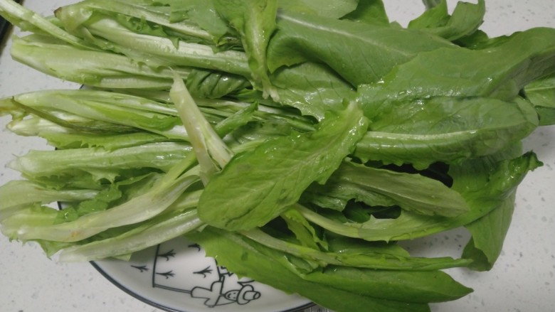 冻豆腐炒油麦菜,<a style='color:red;display:inline-block;' href='/shicai/ 155'>油麦菜</a>洗净控干水分。