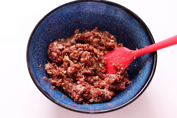 全麦牛肉白菜包,这个时候加入<a style='color:red;display:inline-block;' href='/shicai/ 849'>花生油</a>,然后把所有的调料混合拌匀后。