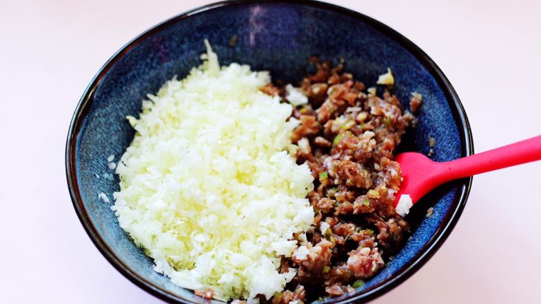 全麦牛肉白菜包,搅拌均匀后,加入切碎的<a style='color:red;display:inline-block;' href='/shicai/ 113'>大白菜</a>。