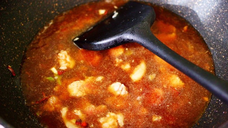 冻豆腐海虾炖番茄,锅中倒入肉汤,(没有肉汤的可以直接加入等量的清水)