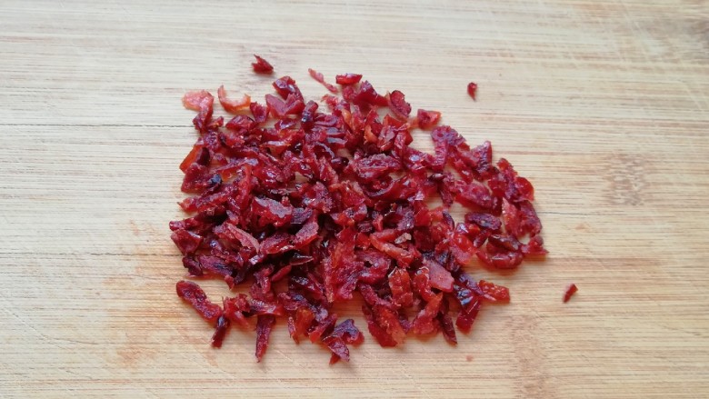 香蕉蔓越莓司康,<a style='color:red;display:inline-block;' href='/shicai/ 109174'>蔓越莓干</a>先用清水冲洗一下,再用厨房用纸吸干水分切碎。
