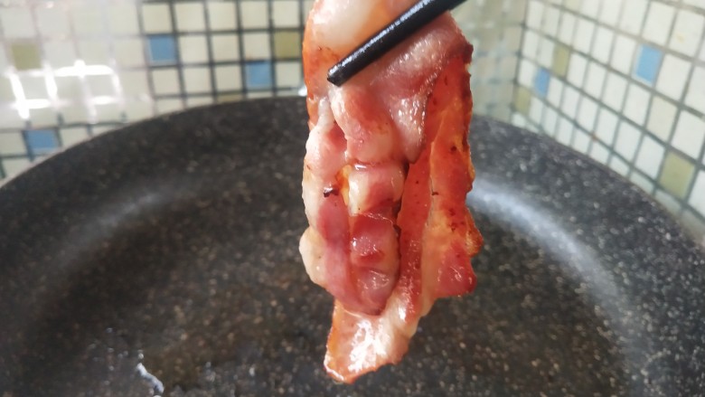 土豆泥火腿鸡蛋饼,稍微一煎就可以,不需要煎的太干。