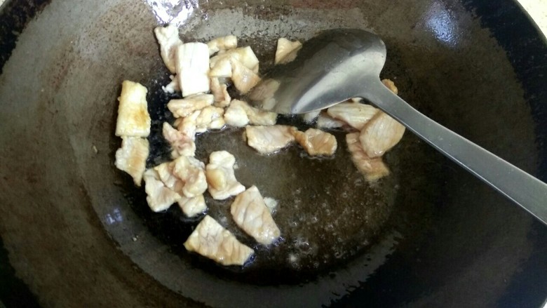 鱿鱼须小白菜粉丝汤,肉片翻炒至变白,盛出待用