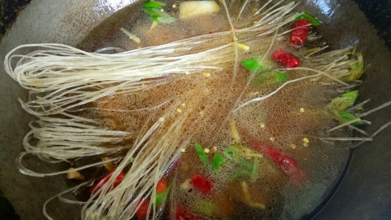 鱿鱼须小白菜粉丝汤,加入<a style='color:red;display:inline-block;' href='/shicai/ 523'>粉丝</a>,大火烧开