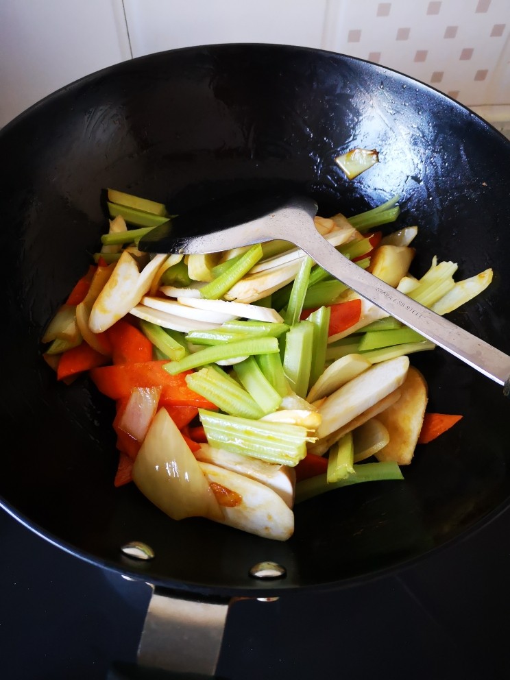 混炒素菜,加入芹菜和蘑菇,继续煸炒