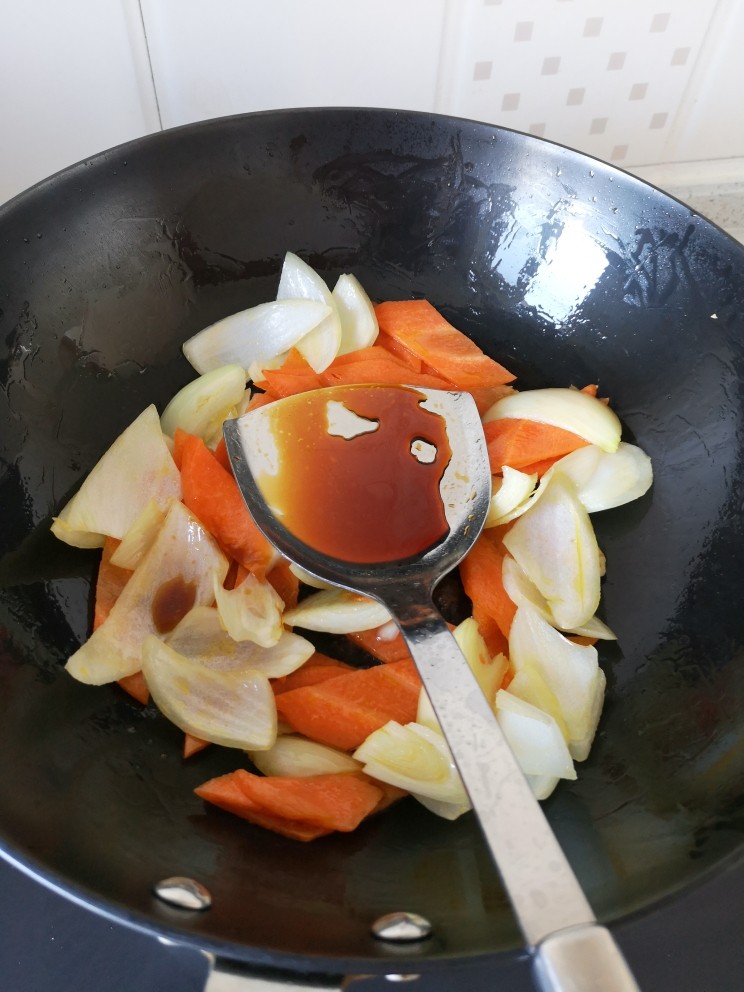 混炒素菜,编炒出香味,放<a style='color:red;display:inline-block;' href='/shicai/ 788'>生抽</a>