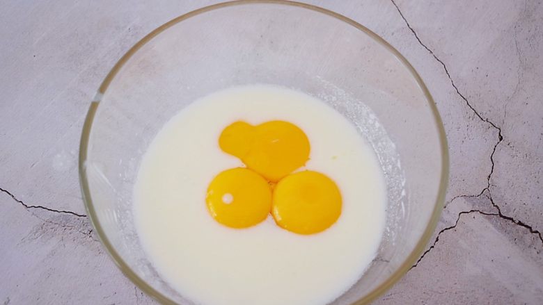 原味蒸蛋糕,加入蛋黄,搅拌均匀